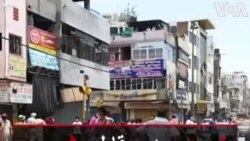 تجمع مردم مقابل مشروب فروشی در هند؛ تلاش پلیس برای متفرق کردن مردم