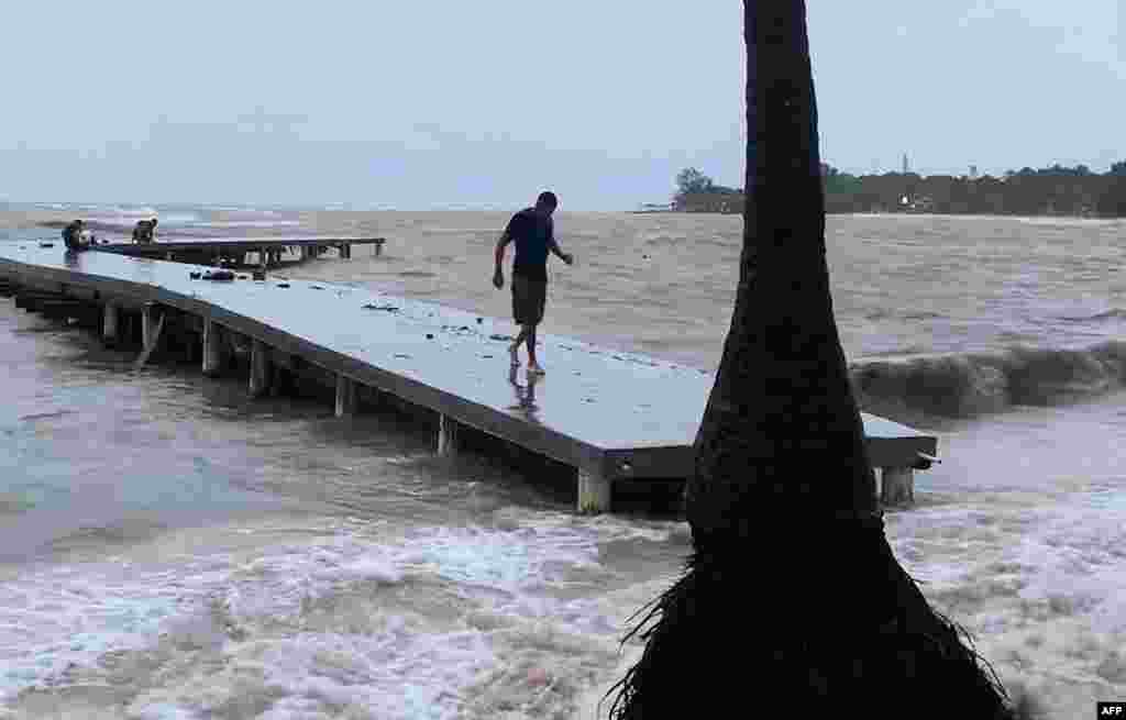 El gobierno de Honduras declaró alertas de emergencia en cuatro departamentos del Caribe debido a que la tormenta tropical Sara trajo fuertes lluvias.