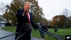 El presidente Donald Trump habla con periodistas antes de partir de la Casa Blanca el viernes 9 de noviembre de 2018.