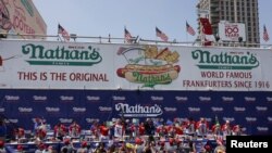 Los concursantes compiten en el famoso concurso internacional de comer perritos calientes del 4 de julio de Nathan's 2024, en Coney Island, en la ciudad de Nueva York, EEUU, el 4 de julio de 2024.