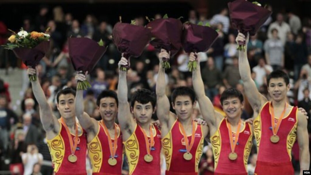 Tim senam putra Tiongkok, dari kiri ke kanan, Zhang Chenglong, Teng Haibin, Feng Zhe, Yan Mingyong, Chen Yibing dan Zhang Chenglong meraih medali emas pada Kejuaraan Dunia Senam di Rotterdam bulan lalu. Tim senam Tiongkok mendominasi perolehan medali emas