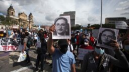 ARCHIVO- La persecución contra jueces y fiscales que trabajaban contra la estructuras de corrupción y crimen organizado en Guatemala generó en 2021 protestas sociales de apoyo a los fiscales y jueces amenazados y obligados a salir del país.