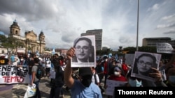 Manifestantes participan en una protesta en apoyo al fiscal Juan Francisco Sandoval, en la Ciudad de Guatemala.