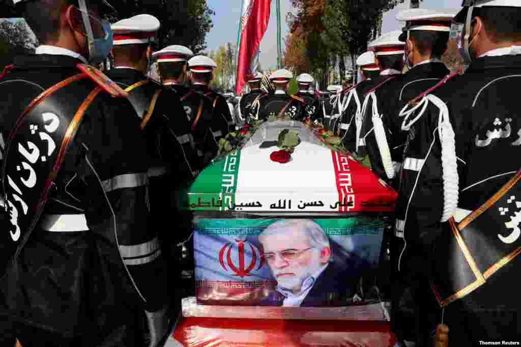 암살당한 이란의 핵 과학자 모센 파크리자데의 장례식이 테헤란에서 열린 가운데 군사들이 파크리자데의 관을 운구하고 있다. 