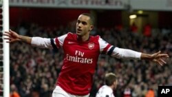 Pemain Arsenal Theo Walcott merayakan gol dalam pertandingan Liga Premier (foto: dok). Dengan kemenangan Sabtu 6/4, untuk sementara Arsenal berada di tempat ke-4 Liga Premier. 