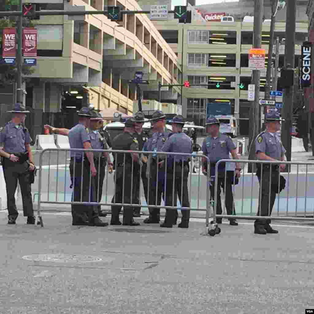 La police est présente autour de l&#39;arène Quicken Loans pour la Convention républicaine 2016, à Cleveland, Ohio, le 18 juillet 2016.