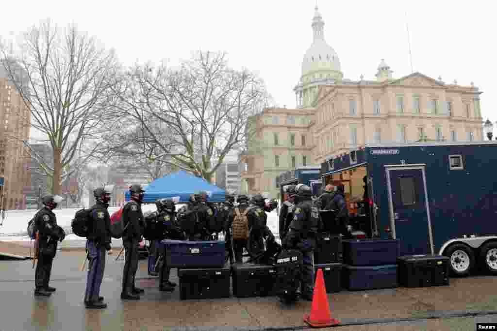  Los miembros de la polic&#237;a estatal se preparan despu&#233;s de llegar al Capitolio del estado de Michigan en Lansing, Michigan.17 de enero de 2021. 