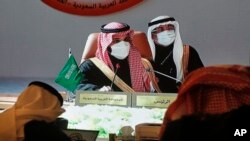 Putra Mahkota Saudi Mohammed bin Salman (kiri tengah) memimpin pertemuan Dewan Kerjasama Teluk (GCC) ke-41, di Al Ula, Arab Saudi, Selasa, 5 Januari 2021.