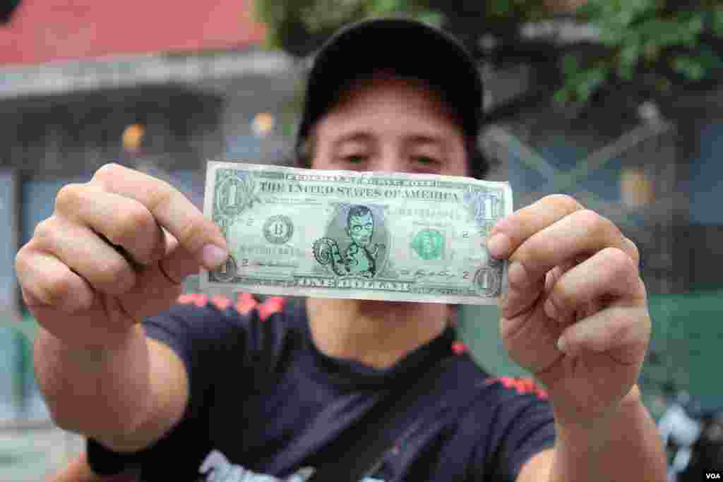Una caricatura de Capriles en un billete falso de a dólar fue parte de las curiosidades.