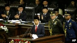 Presiden Joko Widodo menyampaikan pidato pertamanya seusai pelantikannya sebagai Presiden RI ke-7 di gedung MPR, Jakarta (20/10).