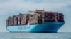 FILE: Kapal kontainer Maersk Hangzhou berlayar di terusan Wielingen, Westerschelde, Belanda, 15 Juli 2018. 9Rene van Quekelberghe/Handout via REUTERS)