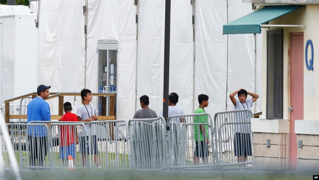  Esta foto de archivo del 20 de junio del 2018 muestra a niños inmigrantes afuera del Centro de Detención Temporal Homestead para Menores No Acompañados, en Homestead, Florida