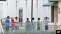  Esta foto de archivo del 20 de junio del 2018 muestra a niños inmigrantes afuera del Centro de Detención Temporal Homestead para Menores No Acompañados, en Homestead, Florida