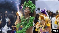 Yon dansè k ap pèfome pandan parad Vai Vai lekòl samba a nan Sao Paulo, Brazil, 5 mas 2011