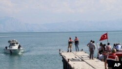 عملیات جستجو برای یافتن مهاجران غرق شده در دریاچه وان - ۱ تیر