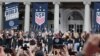 L'équipe de football féminine des États-Unis saluant les fans lors d'une cérémonie à l’hôtel de ville de New York après avoir remporté la Coupe du Monde 2019, 10 juillet 2019. (Vincent Carchietta/USA Today Sports)