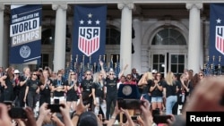 L'équipe de football féminine des États-Unis saluant les fans lors d'une cérémonie à l’hôtel de ville de New York après avoir remporté la Coupe du Monde 2019, 10 juillet 2019. (Vincent Carchietta/USA Today Sports)