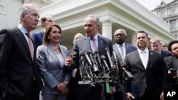 Como "muy constructiva" calificó el líder demócrata del Senado Chuck Schumer (centro), la reunión con el presidente Donald Trump sobre infraestructura. Asistieron también la presidenta de la Cámara de Representantes, Nancy Pelosi (2a. izq.), y otros legisladores demócratas. 