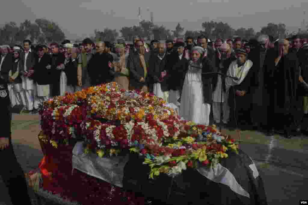 Bashir Bilour laid to rest 01