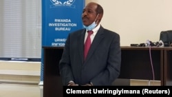 Paul Rusesabagina, l'homme qui a été salué comme un héros dans un film hollywoodien sur le génocide du pays en 1994, est détenu et défilé devant les médias menotté au siège du Bureau d'enquête du Rwanda à Kigali, Rwanda, le 31 août 2020.