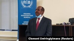 Paul Rusesabagina menotté après son arrestation au siège du Bureau d'enquête du Rwanda à Kigali, Rwanda, le 31 août 2020. REUTERS/Clement Uwiringiyimana