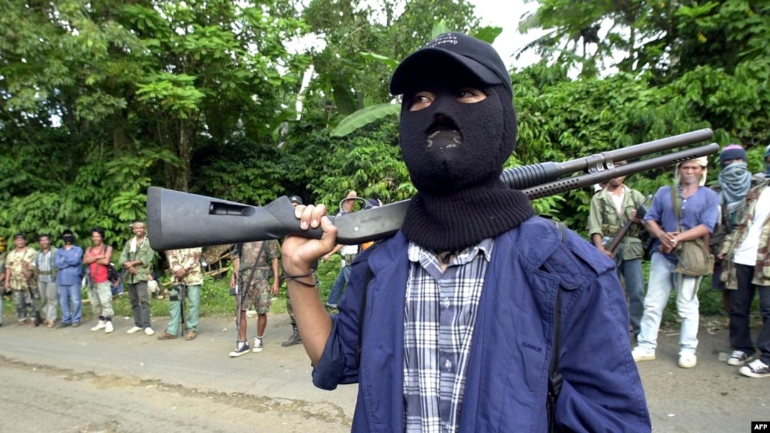 Một tay súng của phiến quân Abu Sayyaf trên đảo Jolo island.
