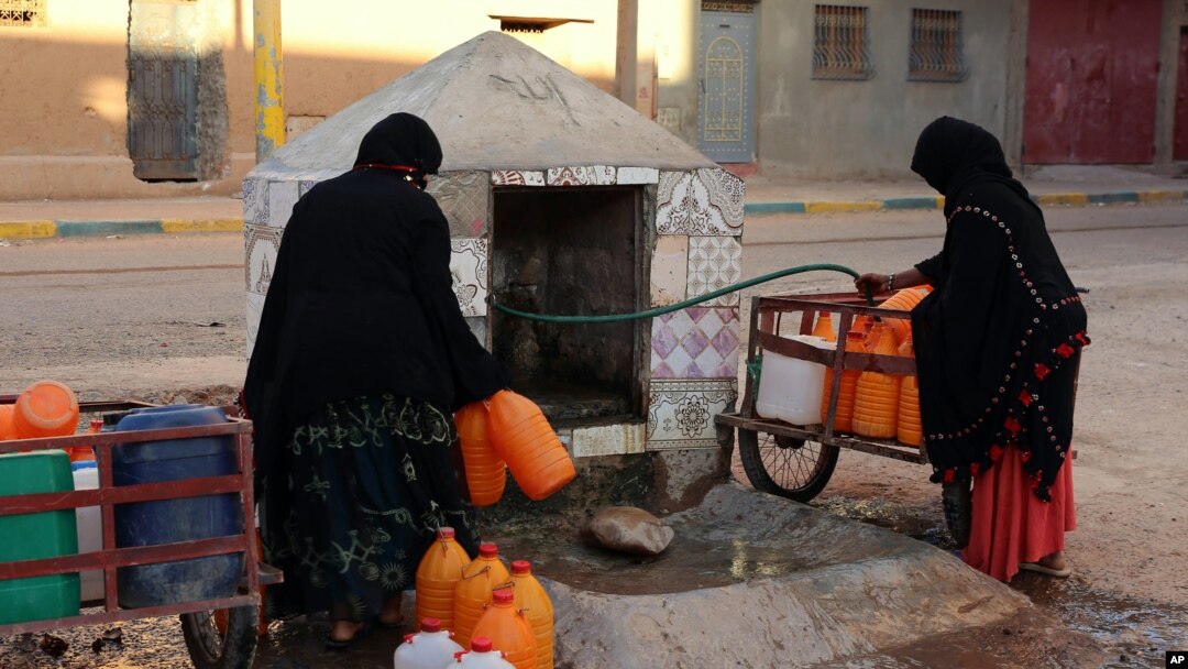 Des femmes remplissent leurs bidons d'eau, Zagora, le 19 octobre 2017