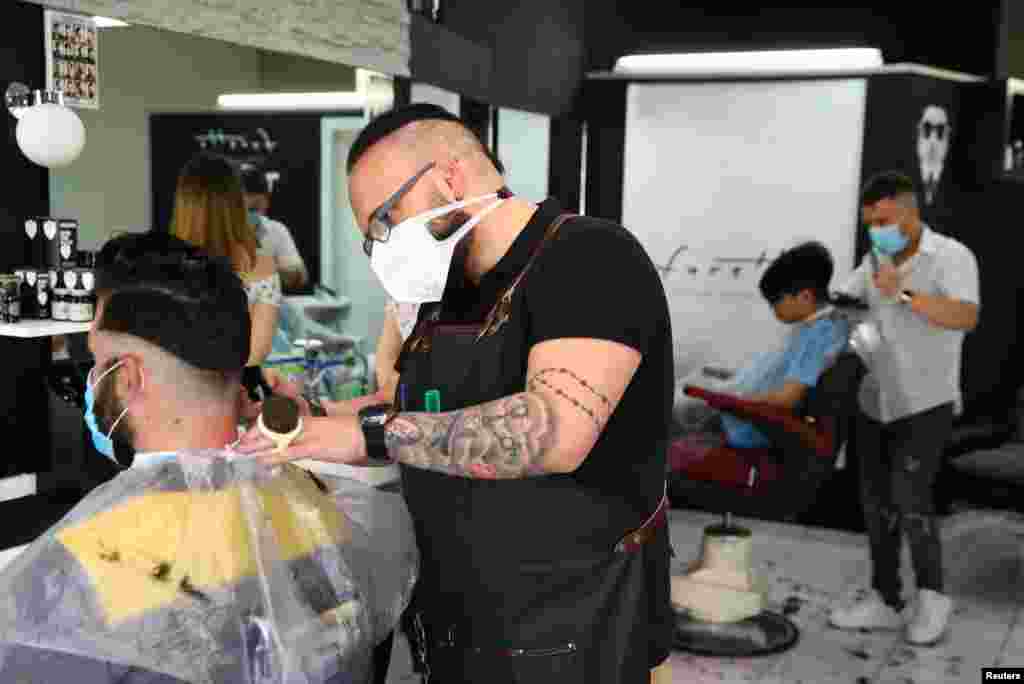 سوئٹزر لینڈ میں پیر کو تمام باربر شاپس کھل گئی ہیں اور ان میں پہلے کی طرح کام شروع ہوگیا ہے۔