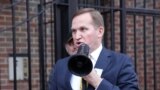 Посольство України, Вашингтон<br />
<br />
&quot;4-го грудня біля посольства України в США відбулася акція на підтримку Євромайдану у Києві за участю представників української громади Чикаго, Нью Йорку та Вашингтону. Українці Америки засудили дії влади по зриву підписання угоди з ЄС, криваві дії проти мирних демонстрантів на Майдані та висловилися щодо відставки президента Віктора Януковича і уряду на чолі з Миколою Азаровим&quot;.<br />
<br />
&quot;Учасники мітингу також звернулися з проханням до влади США вжити найжорсткіших санкцій до представників української влади&quot;, - повідомляє Люба Шипович.
