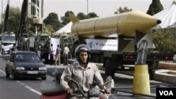 Rudal jarak jauh Iran 'Shahab-3', yang bisa mencapai Israel, dipamerkan dalam parade di Teheran (foto: dok).