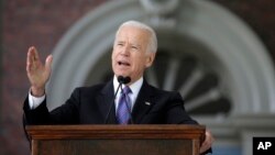 El ex-vicepresidente de EE.UU. Joe Biden habla a alumnos de la Universidad Harvard en Cambridge, Massachusetts. Mayo 24, 2017.