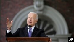 Cựu Phó Tổng thống Joe Biden nói chuyện tại Trường đại học Harvard ở Cambridge, Massachusetts, ngày 24/5/2017.