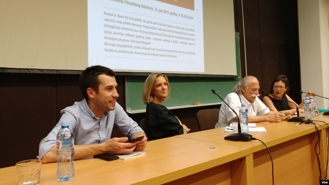 Dobrica Veselinović, Dubravka Lukić, Dragoljub Bakić i Dubravka Stojanović učestvuju na tribini "Beograd - prostor sile i moći", koja je održana na Filozofskom fakultetu kao pretposlednja u ovoj sezoni tribina "Nije filozofski ćutati".