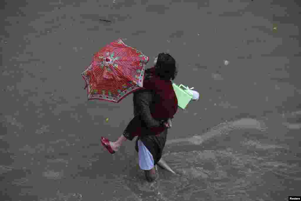 پاکستان میں ہونے والی موسلادھار بارشوں کے باعث ہلاکتوں کی تعداد ایک سو سے تجازو کر گئی ہے۔