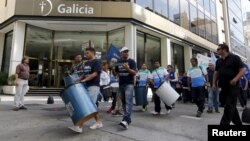 Striking Argentine bank employees march through the financial district during a one-day nationwide strike in Buenos Aires, March 31, 2015. 