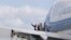 川普总统登上空军一号前挥手致意。