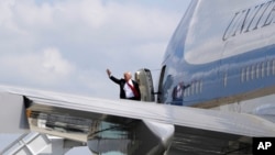 Presiden AS Donald Trump menaiki pesawat Air Force One dari bandara internasional di Atlanta (foto: dok). Trump menuju ke Israel untuk kunjungan dua hari setelah dari Saudi Arabia.