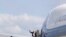 川普总统登上空军一号前挥手致意。
