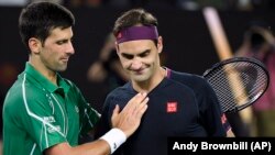 Pozdrav Novaka Đokovića i Rodžera Federera na mreži posle polufinalnog meča na "Rod Lejver areni" (Foto: AP/Andy Brownbill)