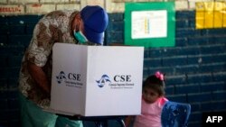 Un hombre emite su voto durante las elecciones generales, en un colegio electoral de Managua el 7 de noviembre de 2021.