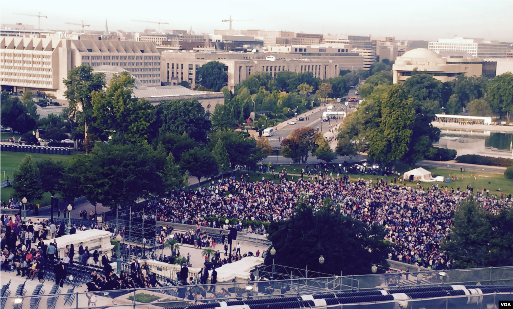 People begin to crowd around the Capitol before Pope Francis' address to Congress, Sept. 24, 2015. (Michael Bowman/VOA)
