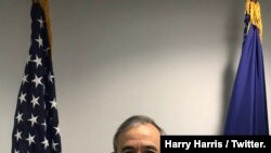 해리 해리스 주한미국대사가 한국 외교부의 ‘건강하게 버티자, 스테이 스트롱(Stay Strong)’ 캠페인에 참여한 사진을 트위터에 올렸다. Harry Harris / Twitter.