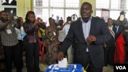 Presiden Republik Demokratik Kongo, Joseph Kabila memasukkan kartu suara di ibukota Kongo, Kinshasa (28/11).