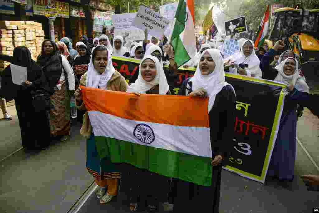 شرکت زنان هندی در مخالفت با قانون جدید حقوق شهروندی در کلکته، هندوستان