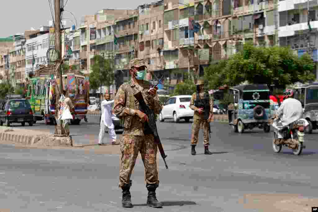 استقرار سربازان ارتش در یک منطقه تجاری برای اعمال محدودیت‌های کرونا در شهر کراچی پاکستان