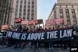 Demonstranti protestuju ispred Krivičnog suda na Manhattanu dok bivši američki predsjednik Donald Trump prisustvuje prvom danu suđenja za navodno prikrivanje tajnih isplata novca povezanih sa vanbračnim vezama,15. april 2024.