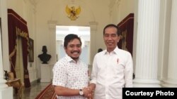 Sekjen Projo (Pro Jokowi) Handoko bersama Jokowi. (Foto: VOA/ dokumentasi pribadi)