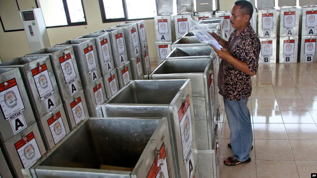 An electoral worker sorts documents to be put inside ballot boxes and distributed to polling stations at a government office in Jakarta, Indonesia, July 7, 2014.
