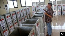 An electoral worker sorts documents to be put inside ballot boxes and distributed to polling stations at a government office in Jakarta, Indonesia, July 7, 2014.