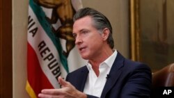 El gobernador de California, Gavin Newsom, explica que el estado ha entrado ya a la fase crítica del brote.